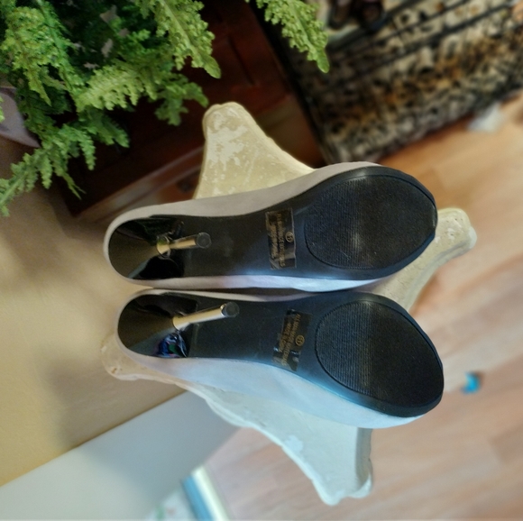 Gray Cutout Stilletos - Picture 10 of 10